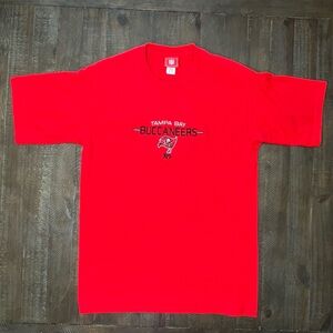 NFL Tampa Bay Buccaneers Football Team Embroidered Red T Shirt Medium Unisex
